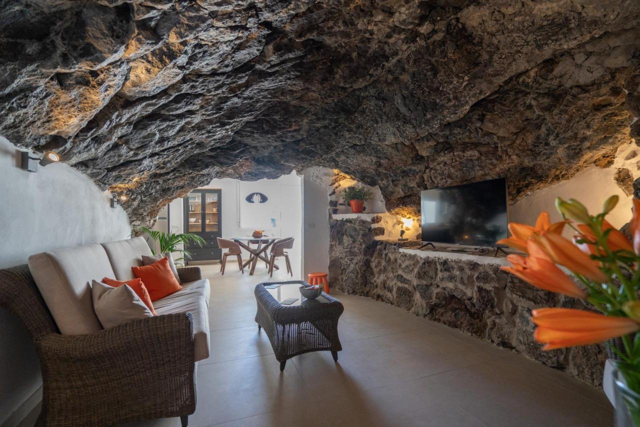 Vakantiehuis Spectacular Cave With Two Large Terraces